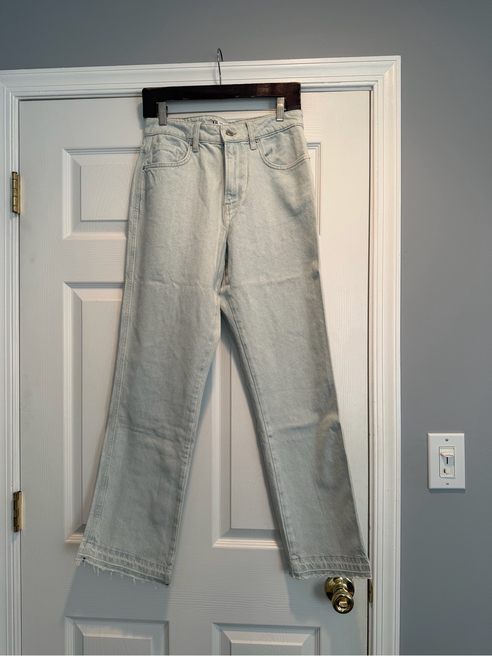 Women’s Light Wash Straight-Leg Jeans